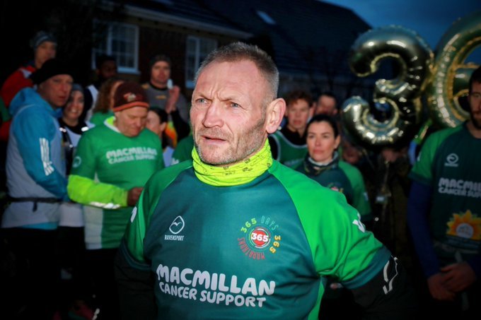 A strâns un milion de lire sterline alergând 365 de maratoane în 365 de zile