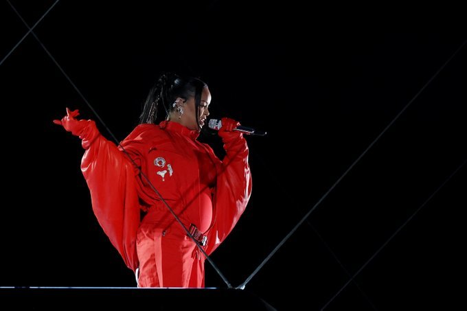 Rihanna, care este însărcinată, a susţinut spectacolul de la pauza Super Bowl 57. Cine a câștigat competiția