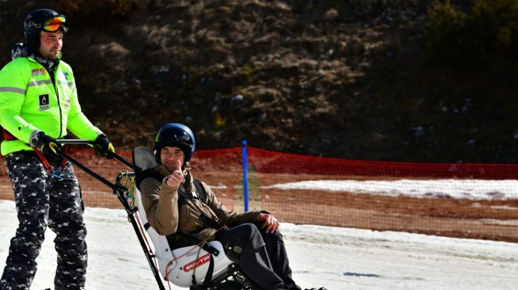 Heliski fără limite. Persoanele cu dizabilităţi din echipa Caiac SMile au făcut imposibilul, posibil la Muntele Mic