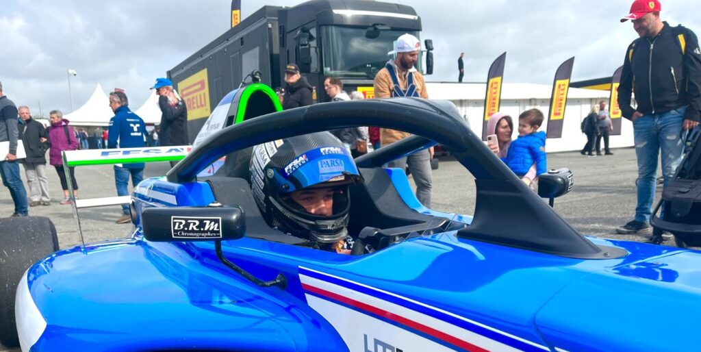 La 15 ani a debutat în Formula 4!