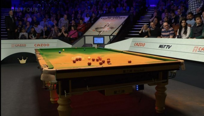 Meci întrerupt la CM de snooker, după ce un protestatar s-a urcat pe o masă de joc şi a acoperit-o cu o pulbere portocalie