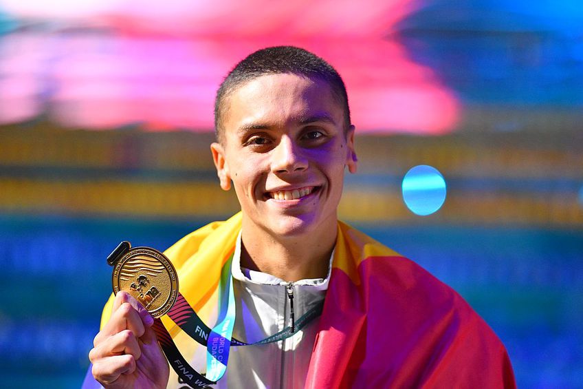 David Popovici și-a donat medalia de Campion Mondial în semn de speranță pentru copiii bolnavi de cancer