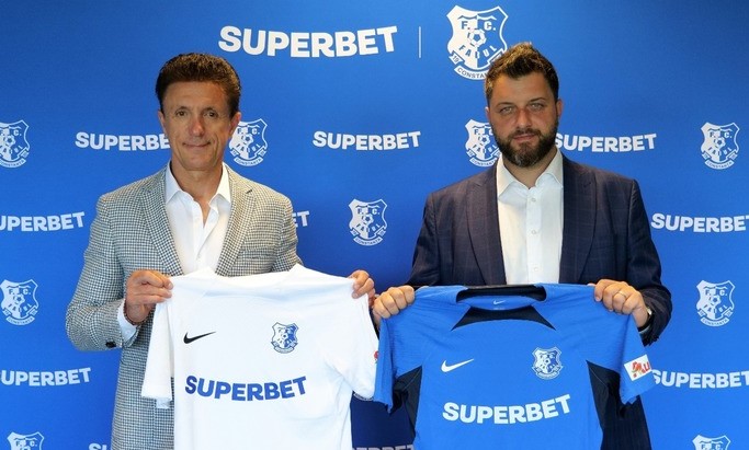 Superbet şi Farul îşi extind parteneriatul pentru următoarele trei sezoane din Superliga