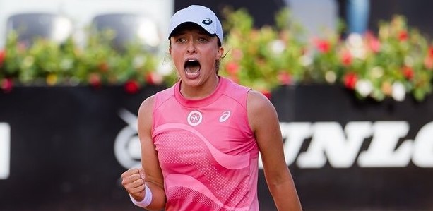 Swiatek, în finala Turneului Campioanelor după ce a trecut de Sabalenka