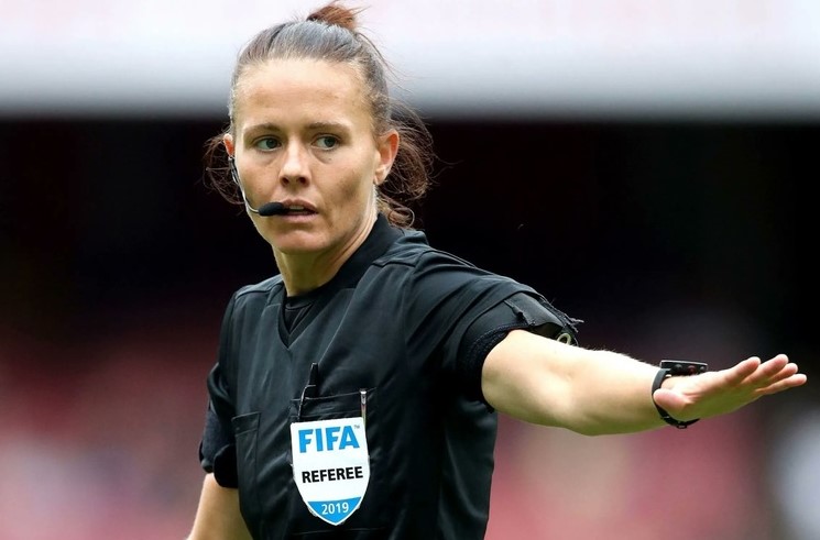 Rebecca Welch a devenit prima femeie care a  arbitrat în Premier League