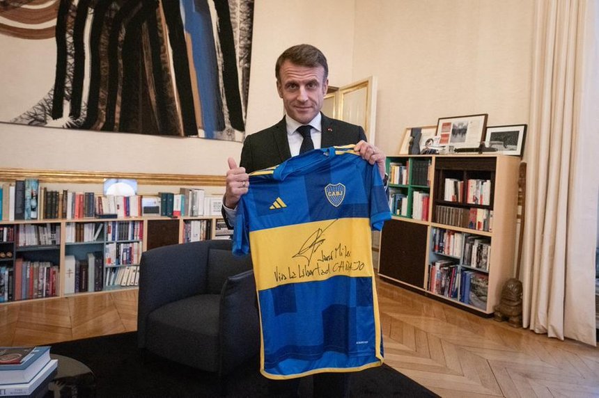 Emmanuel Macron s-a pozat cu un tricou al echipei Boca Juniors, primit cadou de la noul preşedinte al Argentinei