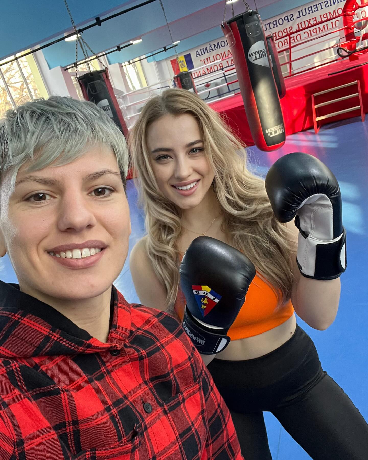Prezentatoarea TV Olivia Cucoș învață box de la Lăcrămioara Perijoc, pugilista care va reprezenta România la Jocurile Olimpice din 2024