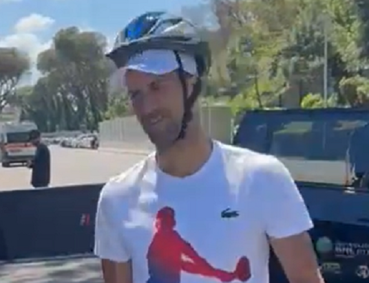 Djokovici a revenit  purtând o cască, după incident: “Astăzi am venit pregătit” – VIDEO