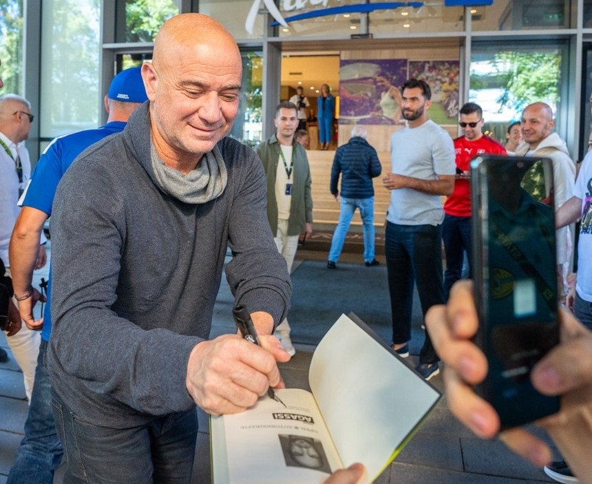 Steffi Graf şi Andre Agassi au dat autografe la sosirea în Cluj-Napoca, pentru demonstrativul de la Sports Festival