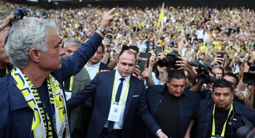 Mourinho a semnat cu Fenerbahce în faţa a peste 45.000 de fani