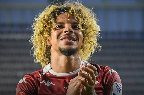 Rapid anunţă transferul lui Papeau în Qatar