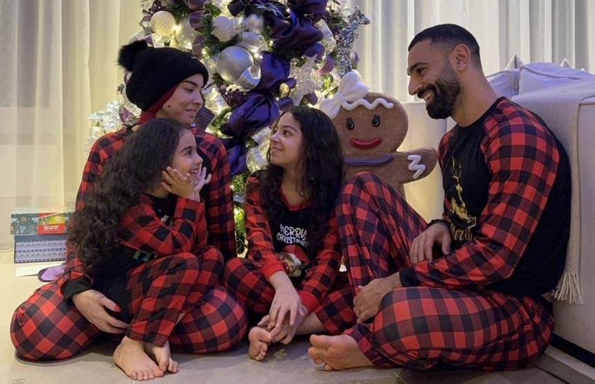 Mohamed Salah, criticat de musulmani după ce a postat o fotografie cu el şi familia sa în faţa unui brad de Crăciun