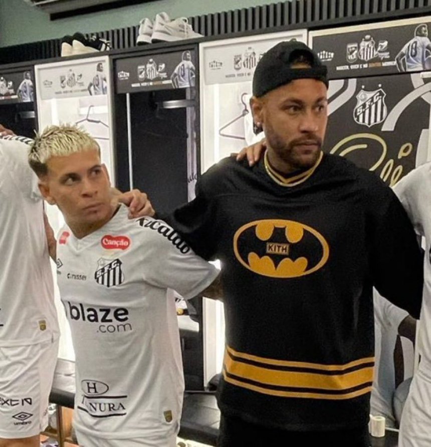 Neymar și-a încurajat coechipierii de la Santos îmbrăcat în ținută de Batman