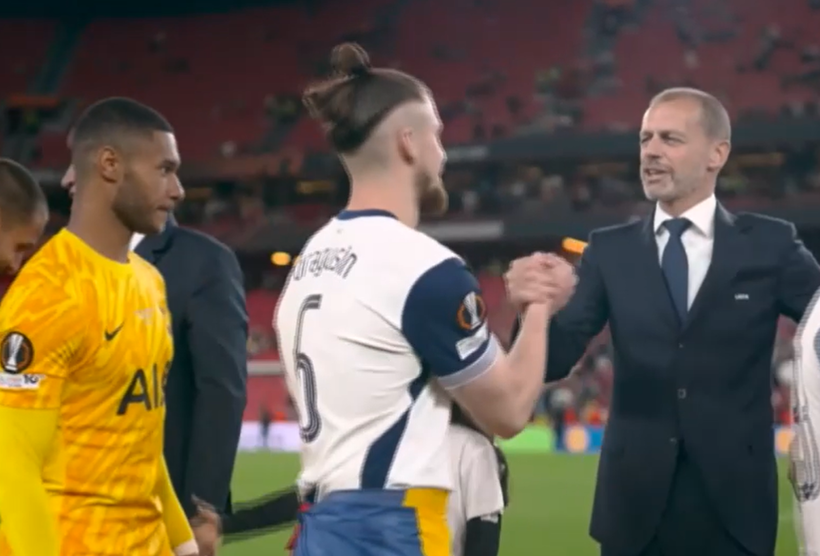 Radu Drăguşin, cu tricolorul înfăşurat pe el, când a primit medalia de câştigător al Ligii Europa alături de colegii săi de la Tottenham