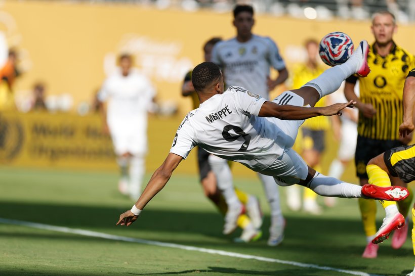 Real Madrid a învins Borussia Dortmund şi s-a calificat în semifinalele Cupei Mondiale a cluburilor. Mbappe a marcat un gol din foarfecă