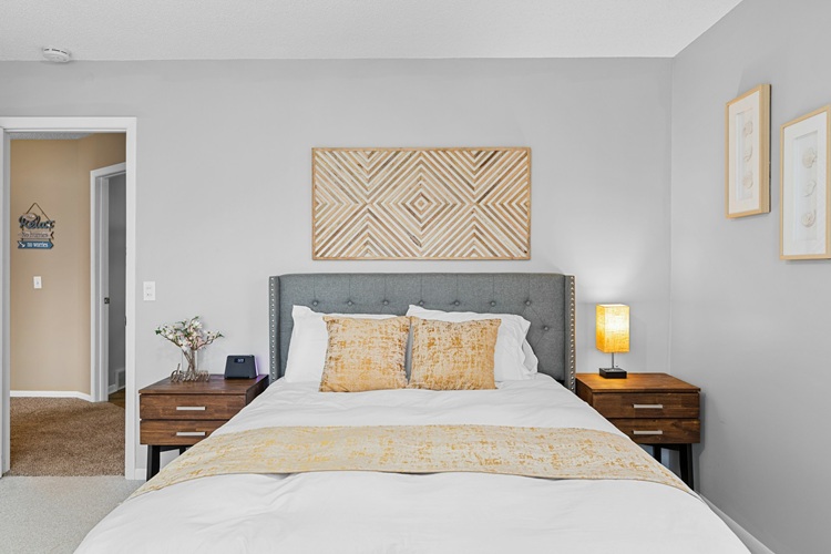 7 tipuri de tablouri pe care le poți instala în livingul tău 7 tipuri de tablouri pe care le poți instala în livingul tău