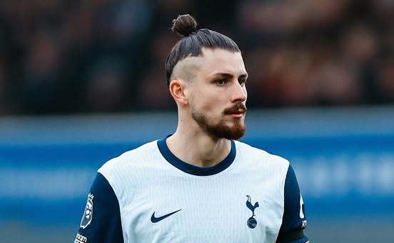 Radu Drăguşin nu a fost inclus de Tottenham pe lista UEFA pentru faza grupei Ligii Campionilor