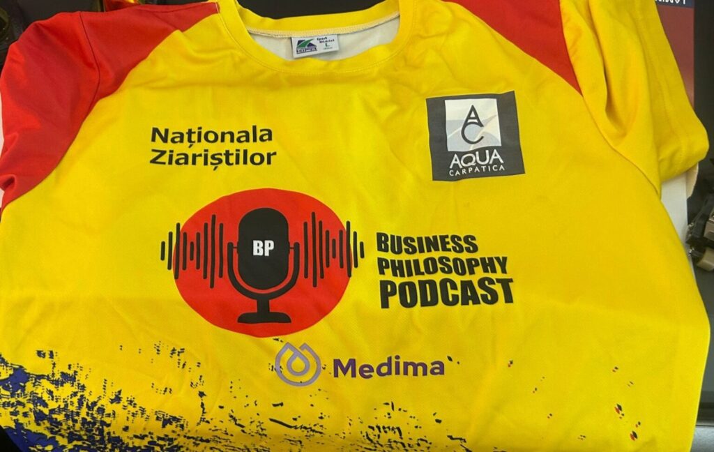 Sigla podcastului Business Philosophy, inscripționată pe tricourile naționalei jurnaliștilor la Campionatul European din Lituania