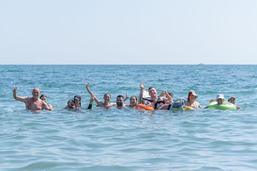 Pentru al doilea an consecutiv, Caiac SMile accesibilizează plajele pentru persoanele cu dizabilități