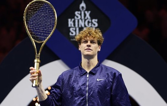 Sinner a primit şase milioane de dolari şi o rachetă din aur după ce a câştigat turneul demonstrativ Six Kings Slam
