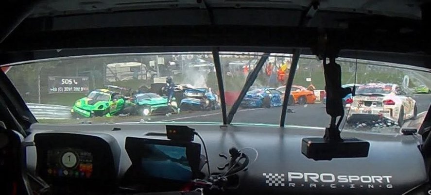 Un pilot de curse a murit, iar alți șase au fost răniți într-un accident pe circuitul Nürburgring