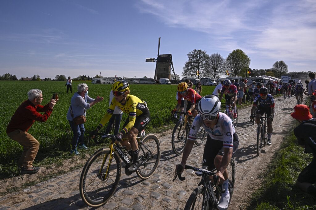 Paris-Roubaix, una dintre cele mai dure curse de o zi, se vede în direct pe Eurosport și HBO Max