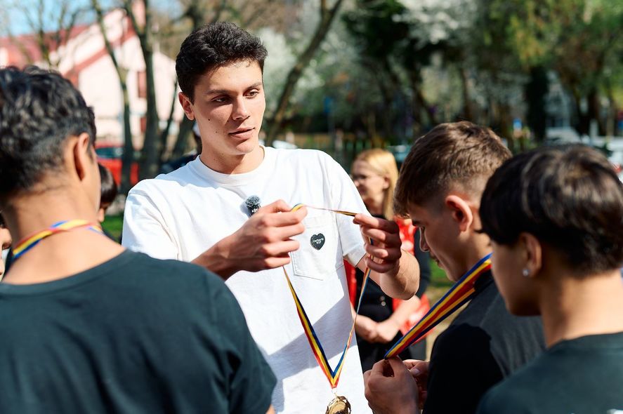 David Popovici lansează o nouă campanie de donaţii pentru copiii aflaţi în grija Hope and Homes for Children România: ”Niciun copil nu ar trebui să simtă că e singur”