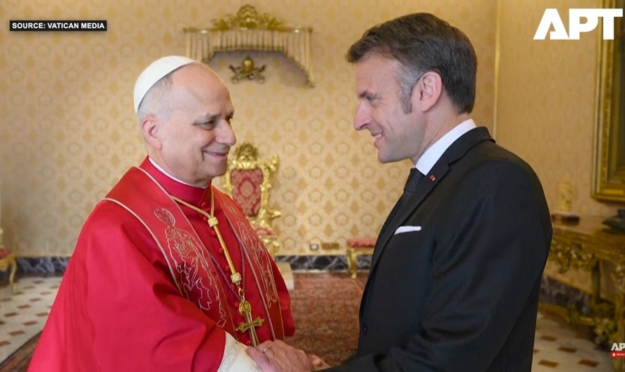 Macron i-a oferit Papei un tricou al echipei naţionale de baschet a Franţei, cu autograf