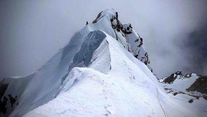 Număr record de 274 de alpinişti au escaladat Everestul pe ruta din Nepal într-o singură zi