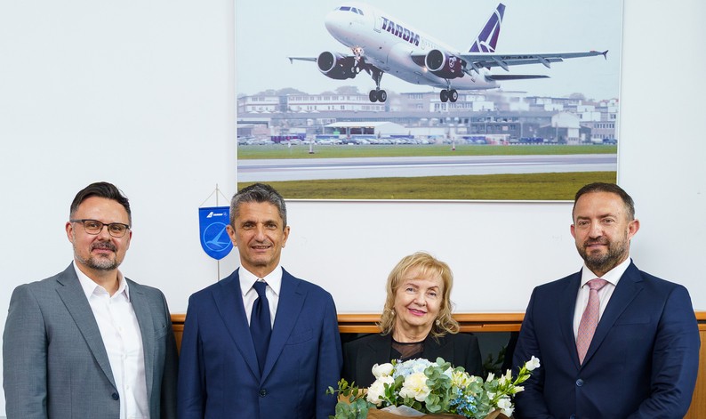 O aeronavă TAROM, Boeing 737 MAX, primeşte numele “Mircea Lucescu”